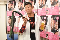 私物のバラ鞭について説明する高嶋政宏。