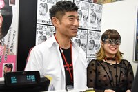 左からファンと談笑する高嶋政宏、M女のウラン。
