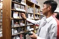 CDにオススメシールを貼る高嶋政宏。