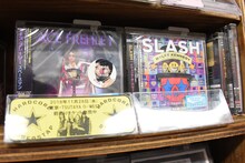 高嶋政宏のオススメシールが貼られたCD。