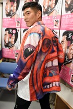 「クリムゾン・キングの宮殿」のジャケット絵が描かれた上着を見せる高嶋政宏。