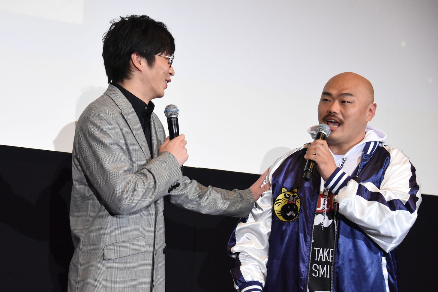 ゲストとして登壇したクロちゃん（右）を「いいよ、もう」と帰らせようとする田中圭（左）。