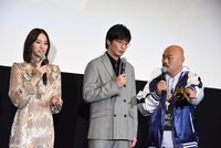 田中圭（中央）に「圭ちゃん、興味持って！」と訴えるクロちゃん（右）。