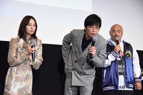 クロちゃんの写真から、炎上理由を推察するキャストたち。