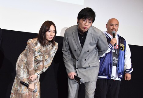 クロちゃん（右）のツイートを見ながら炎上の理由を推察する北川景子（左）と田中圭（中央）。