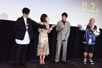 「SNSで一番炎上しそうな人は？」という質問に、田中圭（中央右）を指さして答える登壇者たち。