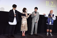 「SNSで一番炎上しそうな人は？」という質問に、田中圭（中央右）を指さして答える登壇者たち。