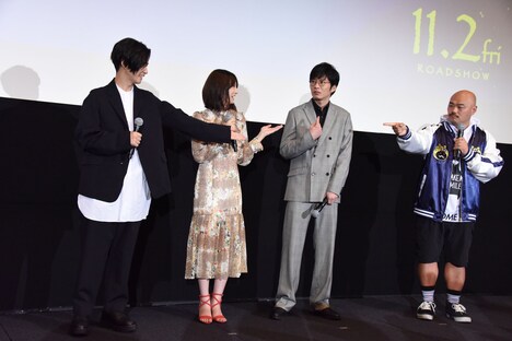 「SNSで一番炎上しそうな人は？」という質問に、田中圭（中央右）を指さして答える登壇者たち。