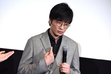 「SNSで一番炎上しそうな人は？」という質問の答えとして、自分を指さす田中圭。