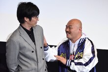 クロちゃん（右）を避ける田中圭（左）。