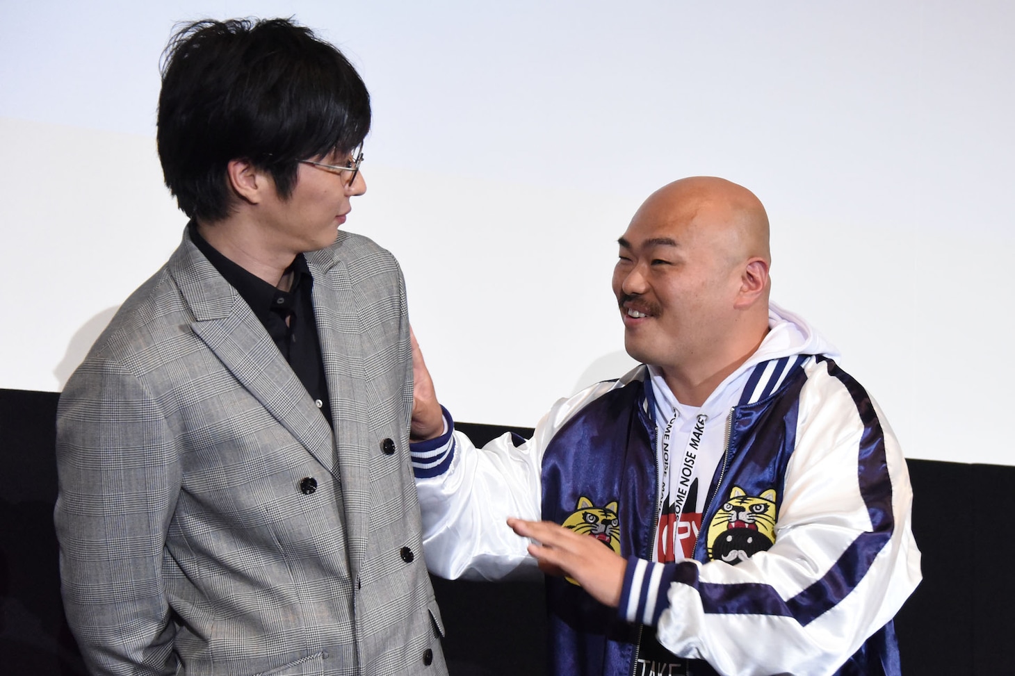 田中圭（左）に避けられるクロちゃん（右）。