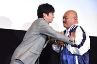 田中圭（左）に突き飛ばされそうになるクロちゃん（右）。