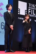左から坂口健太郎、川栄李奈。