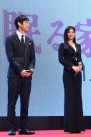 左から西島秀俊、篠原涼子。