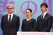 左から堤幸彦、山口紗弥加、西島秀俊。