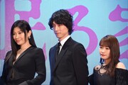 左から篠原涼子、坂口健太郎、川栄李奈。