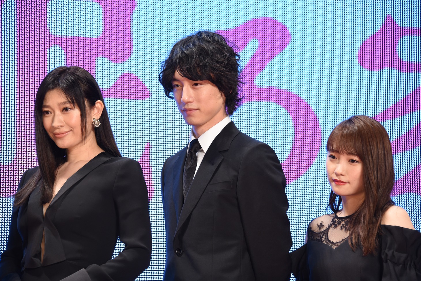 左から篠原涼子、坂口健太郎、川栄李奈。