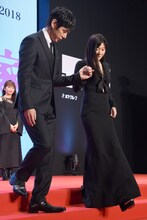 篠原涼子（右）をエスコートする西島秀俊（左）。