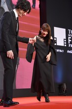 川栄李奈（右）をエスコートする坂口健太郎（左）。