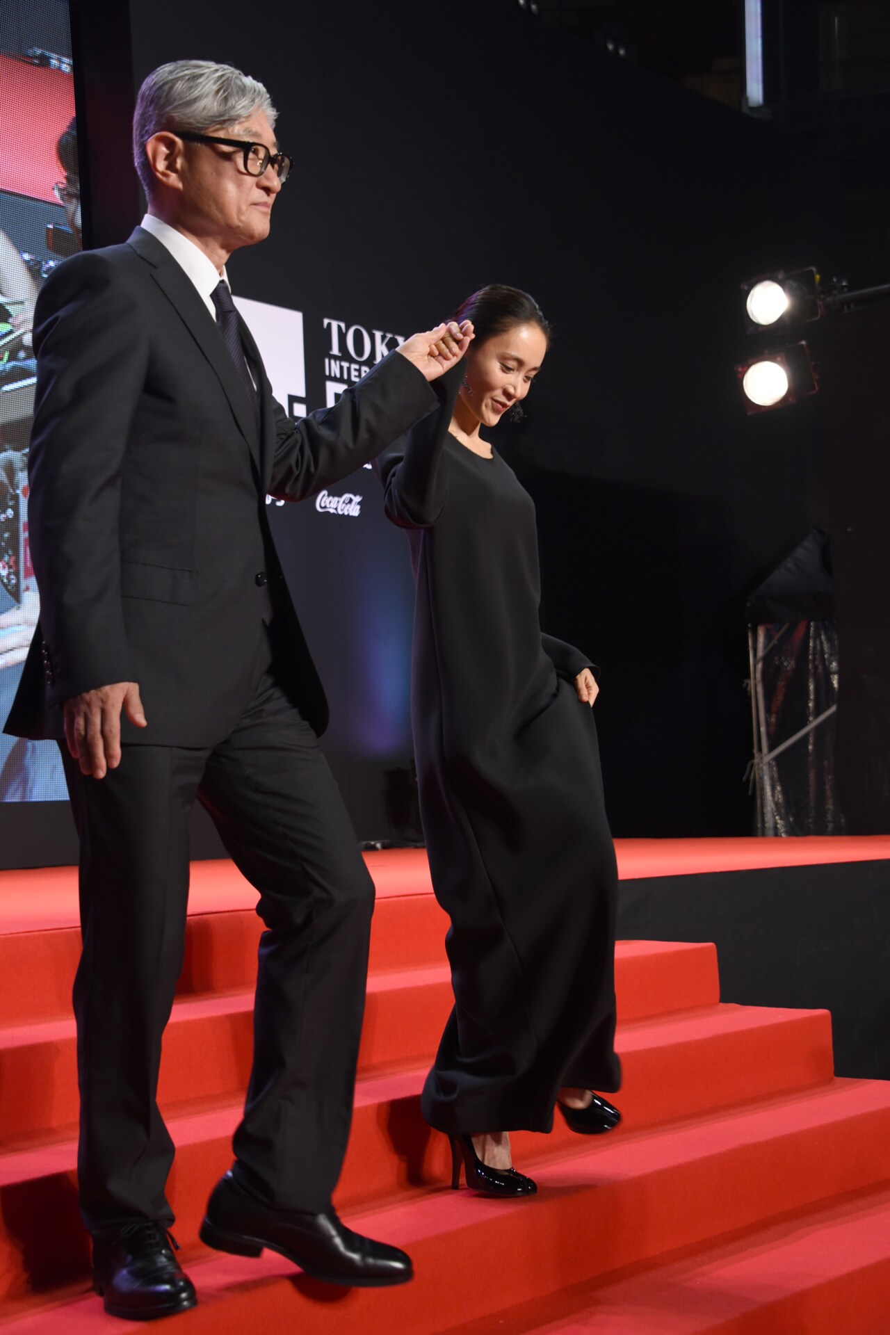 山口紗弥加（右）をエスコートする堤幸彦。