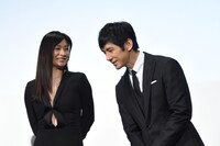 西島秀俊（右）に耳打ちする篠原涼子（左）。