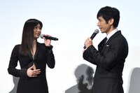 左から篠原涼子、西島秀俊。