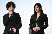 左から坂口健太郎、篠原涼子。