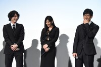 西島秀俊（右）に「懐いてました！」と告白する坂口健太郎（左）。