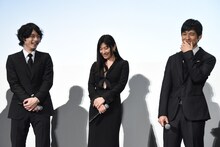 西島秀俊（右）に「懐いてました！」と告白する坂口健太郎（左）。