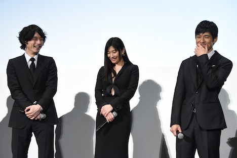 西島秀俊（右）に「懐いてました！」と告白する坂口健太郎（左）。