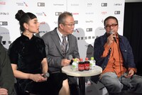 左からクロエ・マーヤン、通訳者、フルーツ・チャン。