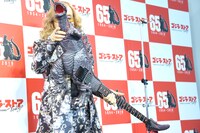 ゴジラ・ギターを報道陣に見せる高見沢俊彦。