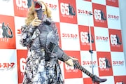 ゴジラ・ギターを報道陣に見せる高見沢俊彦。