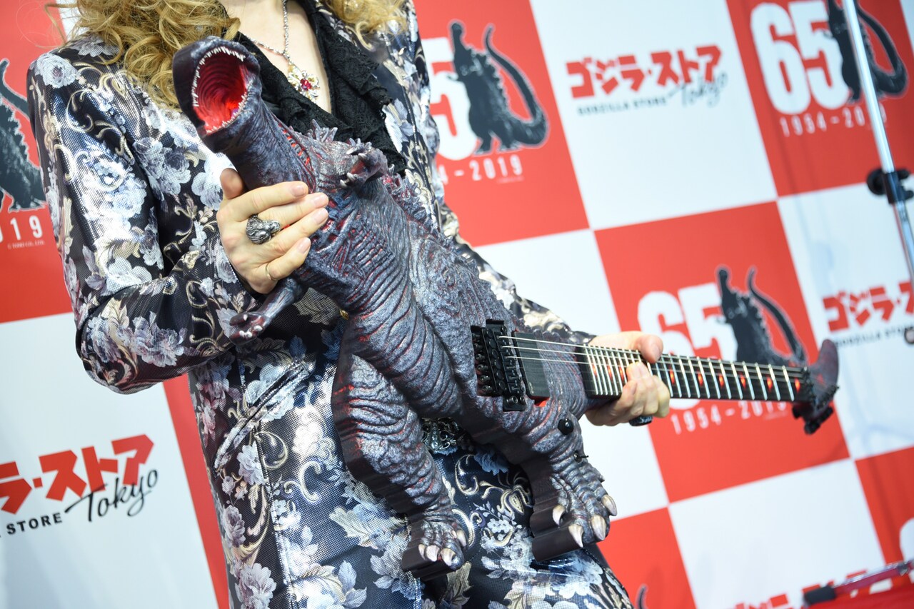ゴジラ・ギター - たかみーも65周年！「ゴジラ・ストア」に高見沢俊彦