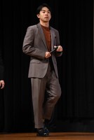 登場する太賀。