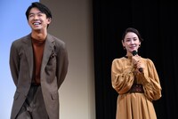 左から太賀、吉田羊。