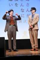 ゴスペラーズの生歌が聴けることに喜ぶ太賀（左）。