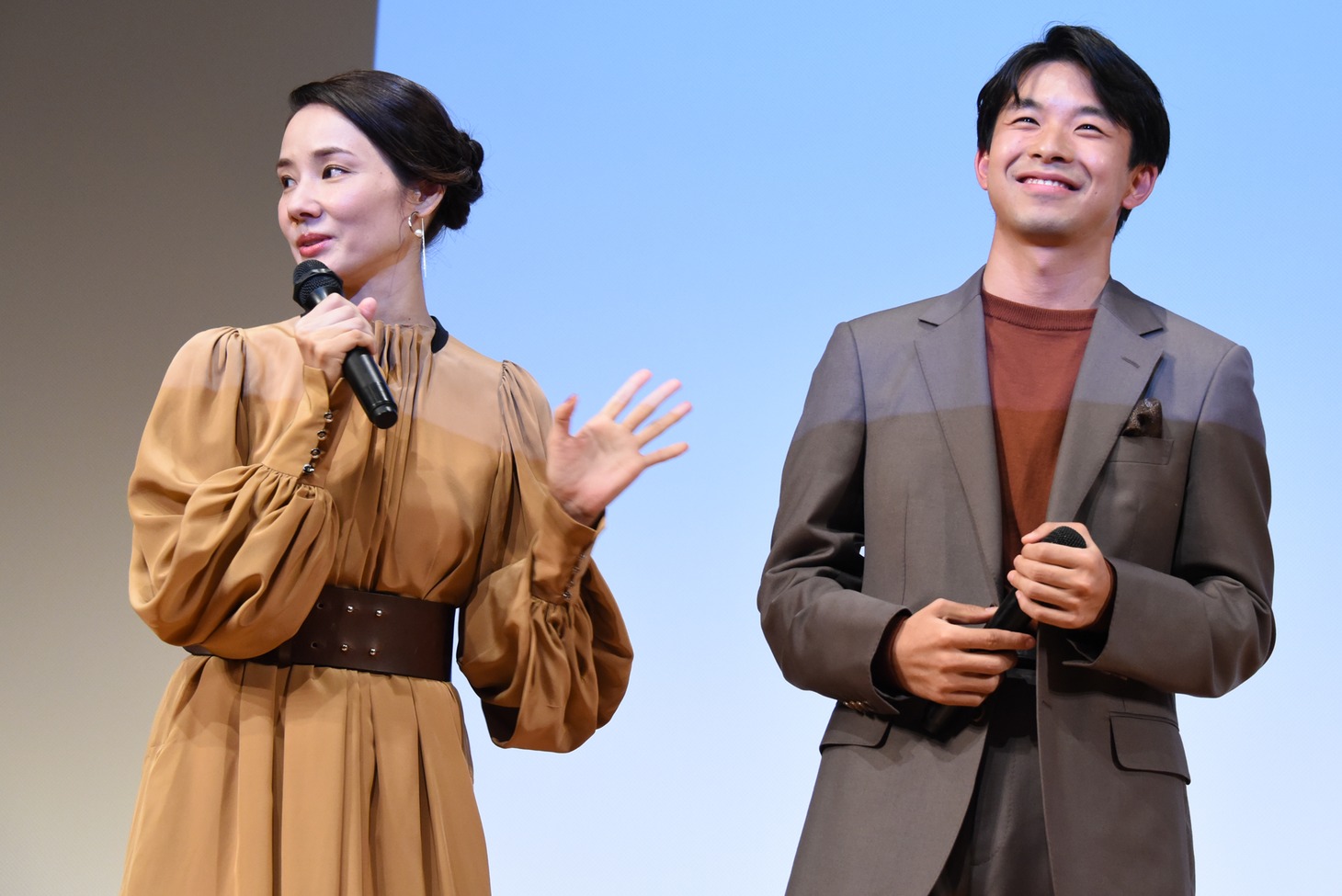 左から吉田羊、太賀。