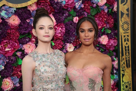 左からマッケンジー・フォイ、ミスティ・コープランド。