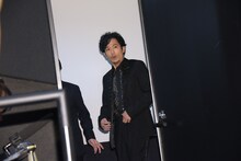 入場時、マスコミの多さに驚く稲垣吾郎。