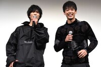 ユニフォーム姿の観客を見て喜ぶ志尊淳（左）と竹内涼真（右）。