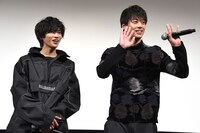 ユニフォーム姿の観客を見て喜ぶ志尊淳（左）と竹内涼真（右）。