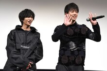 ユニフォーム姿の観客を見て喜ぶ志尊淳（左）と竹内涼真（右）。