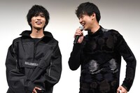 左から志尊淳、竹内涼真。