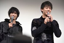 チア部のユニフォームを着た観客を見つけ、テンションが上がる志尊淳（左）と竹内涼真（右）。