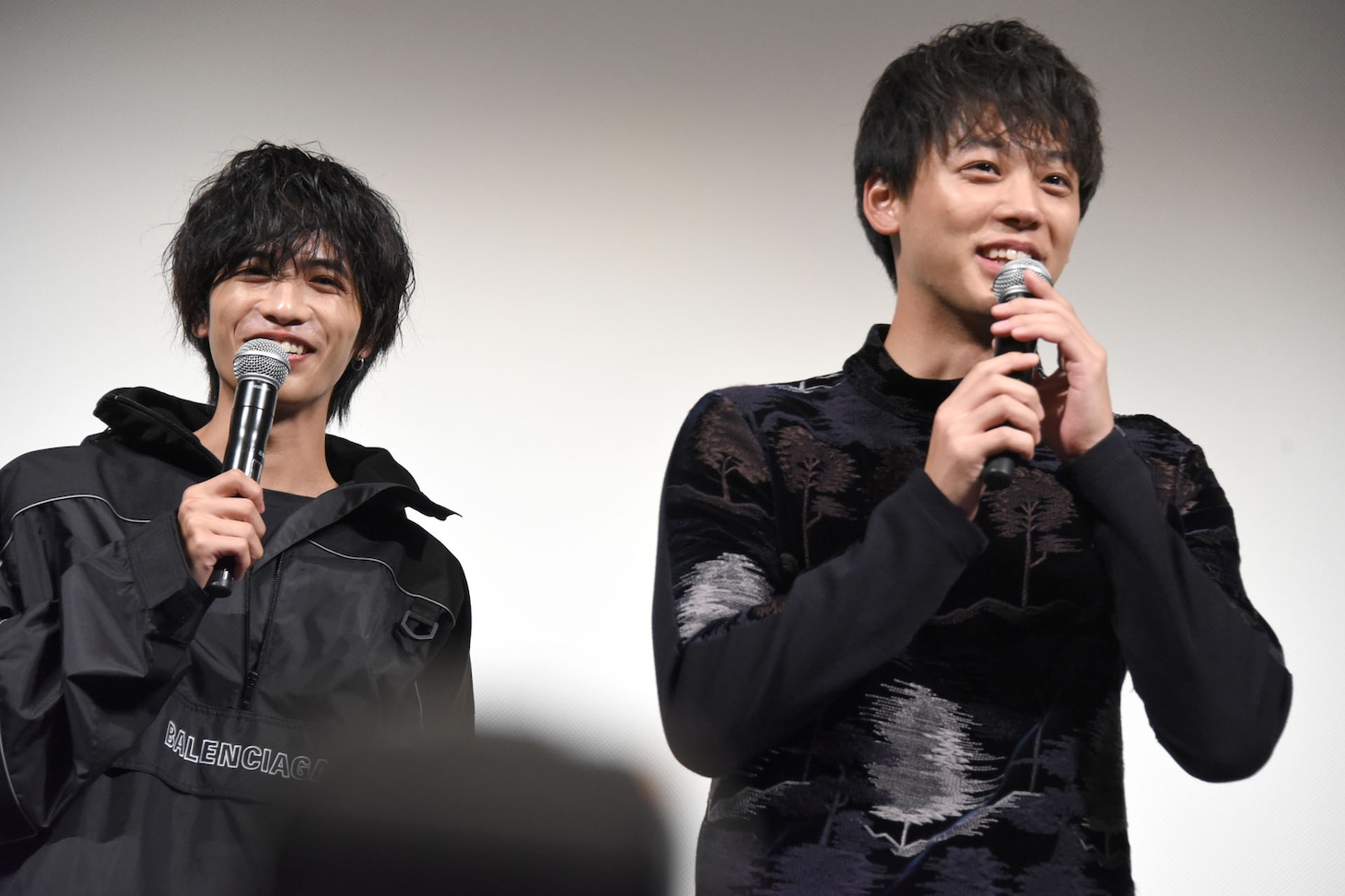 チア部のユニフォームを着た観客を見つけ、テンションが上がる志尊淳（左）と竹内涼真（右）。