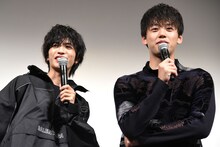 観客のユニフォームを観察する志尊淳（左）と竹内涼真（右）。