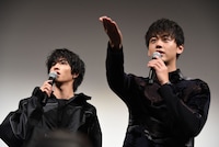 観客のユニフォームを観察する志尊淳（左）と竹内涼真（右）。