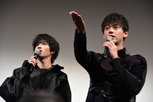 観客のユニフォームを観察する志尊淳（左）と竹内涼真（右）。