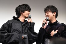 左から志尊淳、竹内涼真。